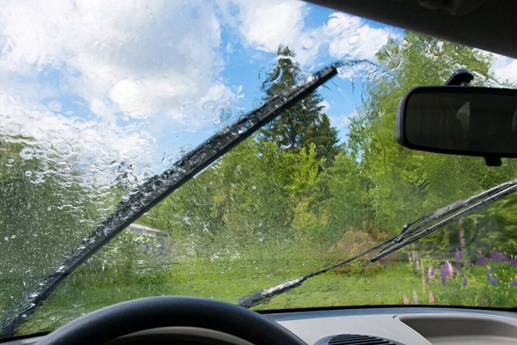 chong bam nuoc mua cho kinh xe